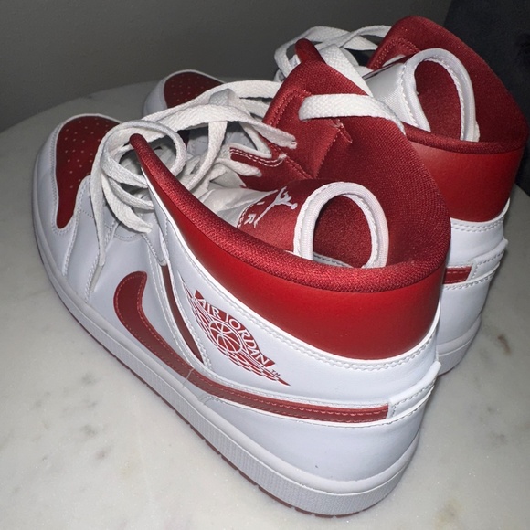 Jordan 1 Mid Valentines Day - Picture 4 of 6